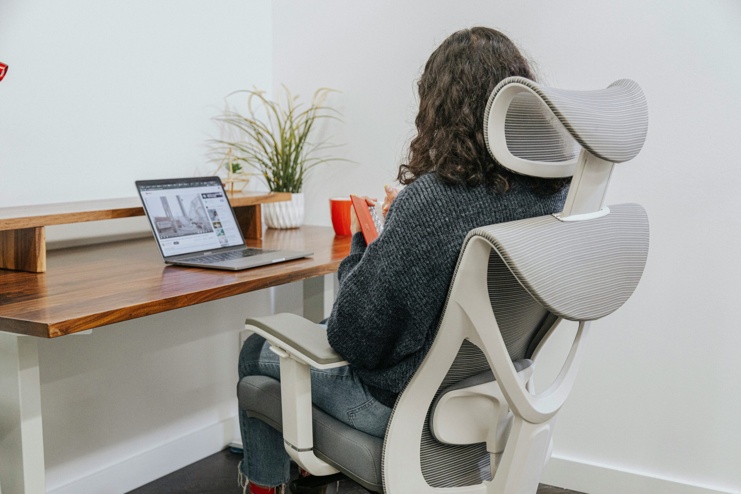 découvrez des idées et des astuces pour aménager votre espace de travail à domicile avec le meilleur home office setup.